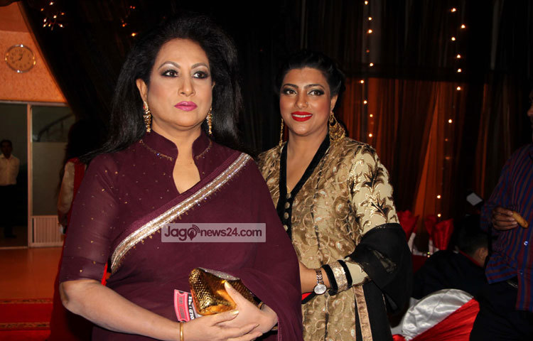 খয়েরি শাড়িতে সেজে এসেছিলেন এক সময়ের তুমুল জনপ্রিয় চিত্রনায়িকা চম্পা। ছবি : মাহবুব আলম