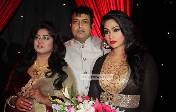 দুই নায়িকার সঙ্গে ক্যামেরাবন্দি হয়েছেন নায়ক ওমর সানি। ছবি : মাহবুব আলম