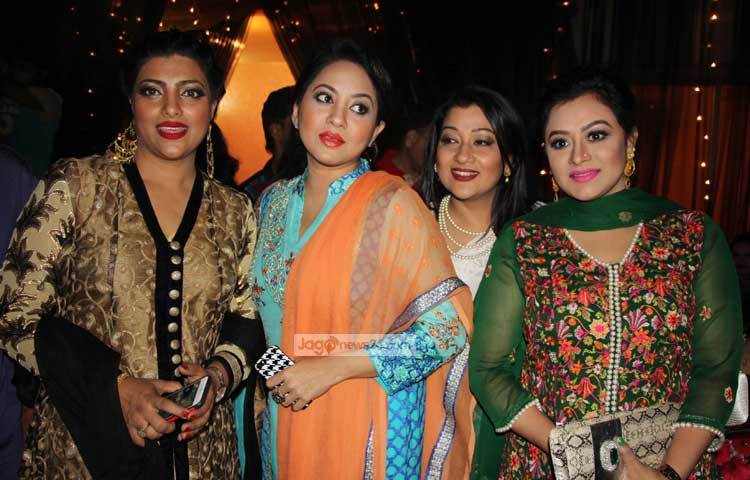 নাঈম-শাবনাজ দম্পতিকে শুভেচ্ছা জানাতে এসেছিলেন এই তারাকারা। ছবি : মাহবুব আলম