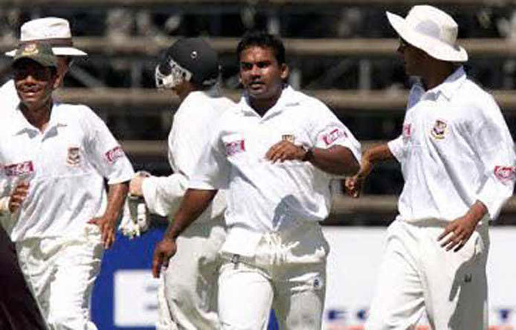 নাইমুর রহমান দুর্জয় : তারিখটা ১০ নভেম্বর ২০১০। টেস্টে বাংলাদেশ কেবলমাত্র সদ্য ভূমিষ্ট। বাংলাদেশের টেস্ট অভিষেক ম্যাচ প্রতিপক্ষ ভারত। আর সেই অভিষেকেই বাজিমাত করলেন নাইমুর রহমান দুর্জয়। সেদিন দুর্জয়ের বোলিং ফিগার ছিল ৪৪.৩-৯-১৩২-৬!