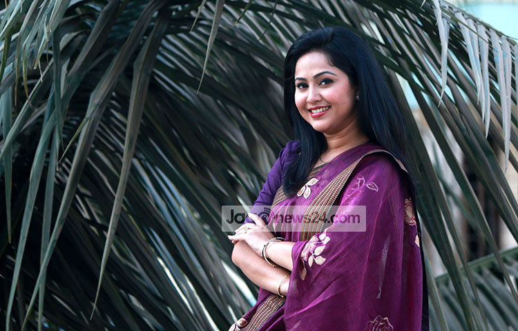 নাদিয়া ছোটপর্দাসহ দেশের বিভিন্ন গুরুত্বরপূর্ণ প্রতিষ্ঠানের নানা ধরনের সাংস্কৃতিক অনুষ্ঠানে নৃত্যও পরিবেশন করছেন। ছবি : মাহবুব আলম