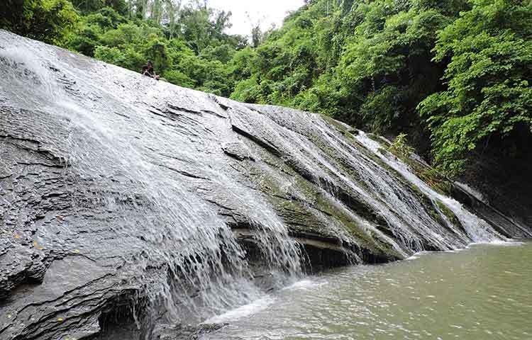 পাহাড়ের কোলে ঝরনার রানি শাড়ির আঁচল বিছিয়ে আছে &lsquo;কুপিকাটাকুম ঝরনা&rsquo;। ছবি : ফয়সাল খান