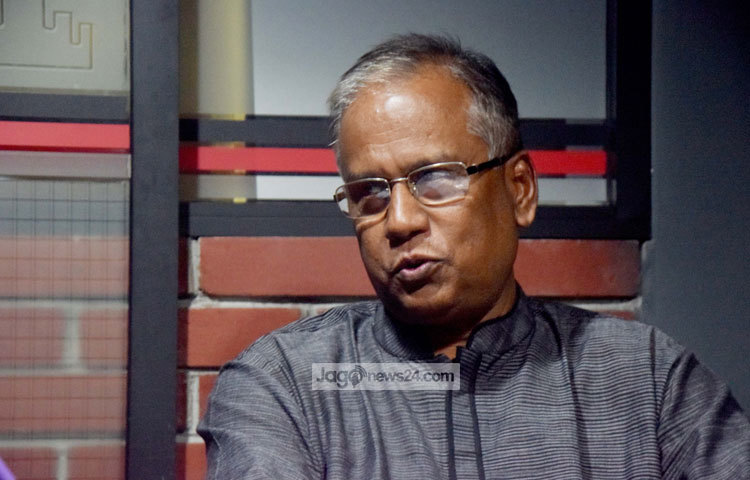 যুদ্ধ শেষে বিজয়ীর বেশে তিনি নেমেছিলেন মঞ্চের নাট্যনির্দেশনার কাজে। এখনও সেই কাজ অব্যাহত রেখেছেন বাচ্চু। ছবি : মাহবুব আলম