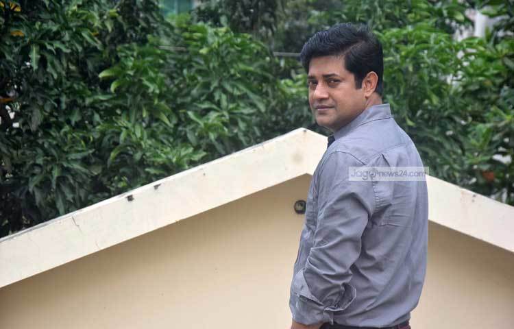 অভিনয় করে সঙ্গী করে পথ চলছেন আহসান হাবীব নাসিম। এখনও তিনি প্রতিনিয়ত নিজেকে ভেঙ্গে গড়ে সাজাচ্ছেন। ছবি : মাহবুব আলম।