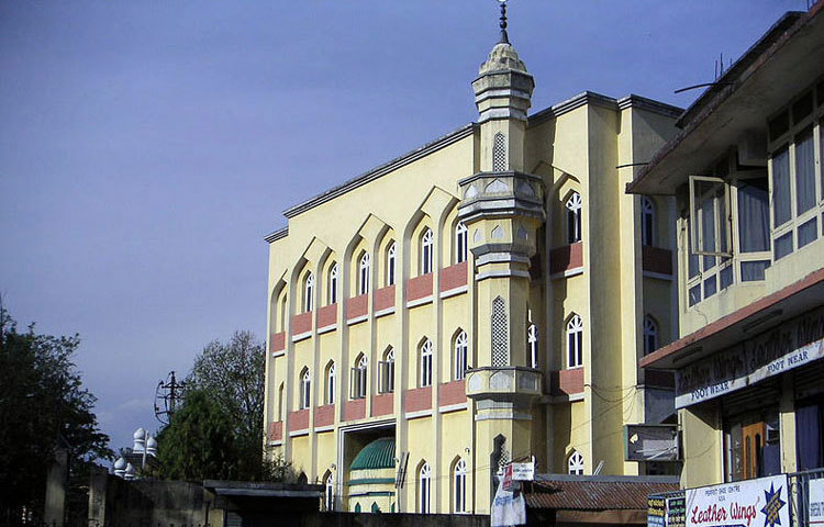 মসজিদটি নেপালের রাজ প্রাসাদের উত্তর পশ্চিম দিকে এবং নেপালের সবচেয়ে বড় জনসভার মাঠের দক্ষিণ পূর্ব কোণে অবস্থিত।