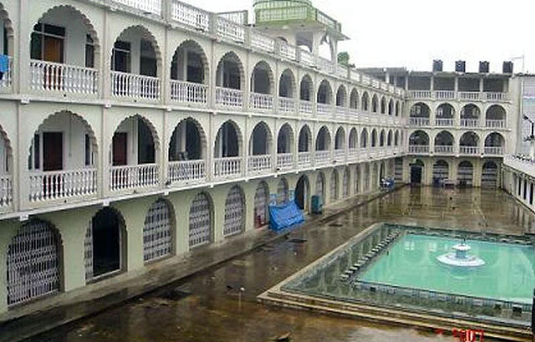 কাঠমান্ডু কেন্দ্রীয় মসজিদটিতে প্রতি শুক্রবার মুসল্লীদরা জুমআর নামাজ আদায় করেন।