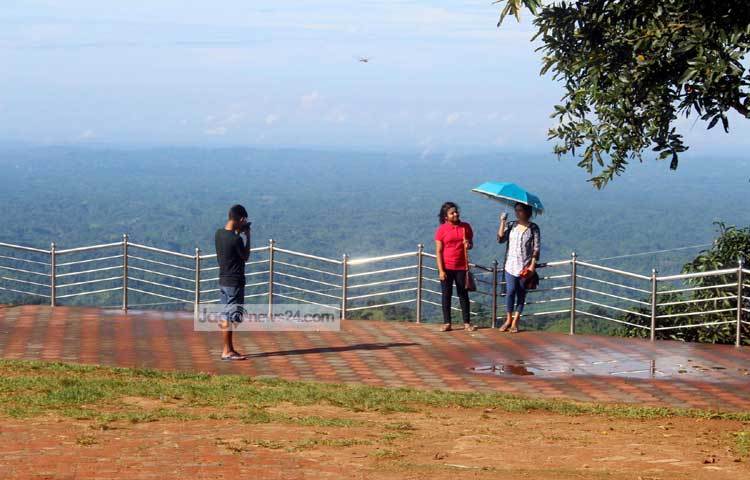 বান্দরবানের নীলগিরির মায়াবী হাতছানি প্রকৃতি-পাগল মনকে প্রবল বেগে আকর্ষণ করেছিল। তাই কর্মব্যস্ত জীবনের শত ব্যস্ততা সত্ত্বেও অনেকেই এখানে ভ্রমণ করতে আসে। ছবি : বিপ্লব দিক্ষিৎ
