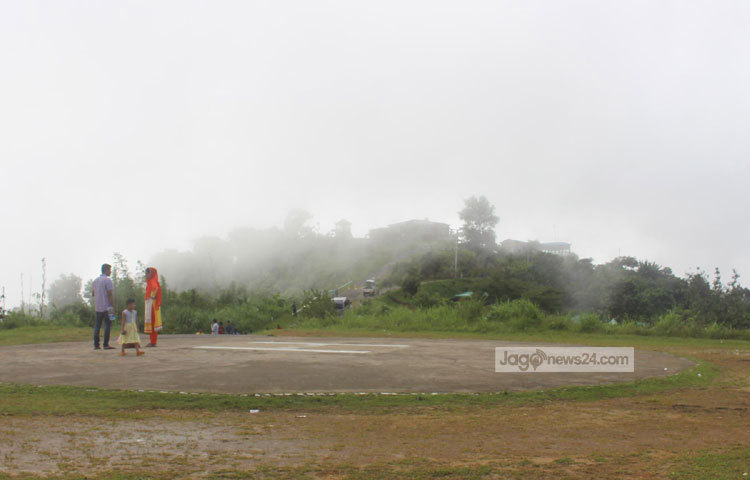 এখানে মেঘ এসে ছুঁয়ে যায় প্রকৃতির বুক। বন-পাহাড়ে বিশাল বিস্তৃতরূপ মানব মনকে করে তুলে উদার, মহান। ছবি : বিপ্লব দিক্ষিৎ