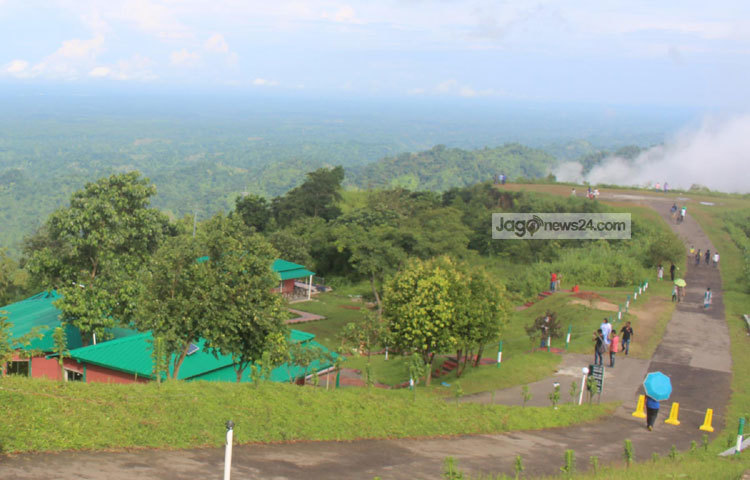 প্রাকৃতিক সৌন্দর্যের লীলাভূমি নীলগিরি বান্দরবান জেলা শহর থেকে ৪৭ কিলোমিটার দক্ষিণ-পূর্ব দিকে বান্দরবান থানছি সড়ক পথে অবস্থিত। ছবি : বিপ্লব দিক্ষিৎ