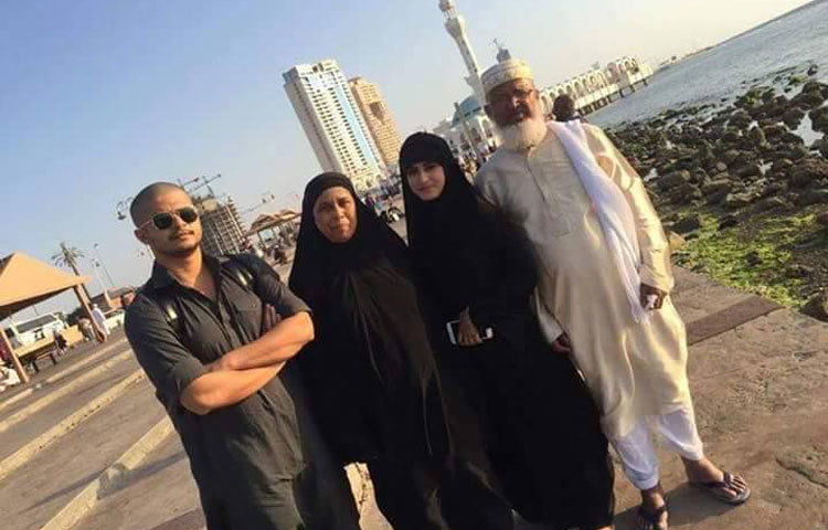 নিলয়, তার বাবা আওলাদ হোসেন, মা আসমা বেগম এবং স্ত্রী শখকে নিয়ে গত ৩১ ডিসেম্বর সকালের ফ্লাইটে ওমরা হজ পালনের উদ্দেশ্যে ঢাকা ত্যাগ করেন।&nbsp;