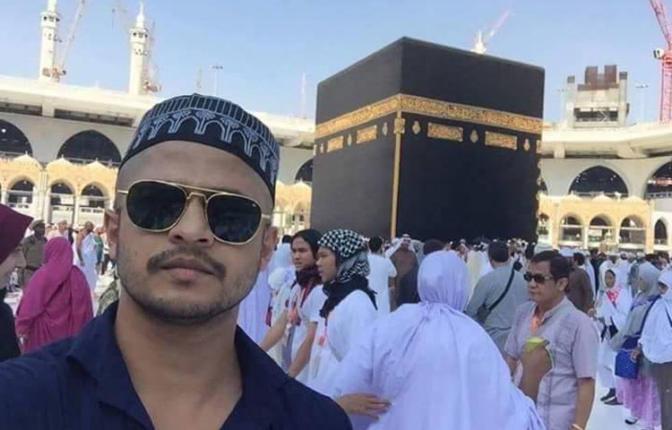 কাবা ঘরের কাছে দাঁড়িয়ে আছেন নিলয়।