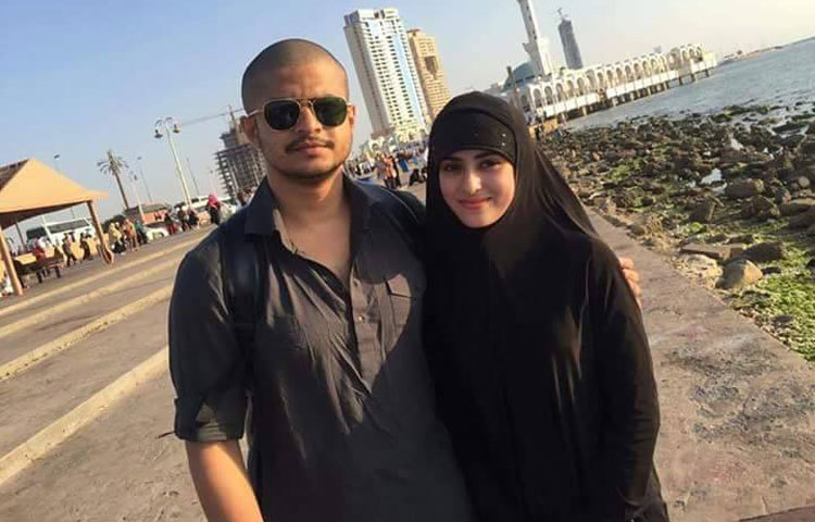 শোবিজের আলোচিত জুটি নিলয়-শখ ভালোবেসে পরষ্পরকে বিয়ে করেন গতবছরের ৭ জানুয়ারি। এরপর দুজনেই আগের মতো মিডিয়াতে কাজ করছেন।