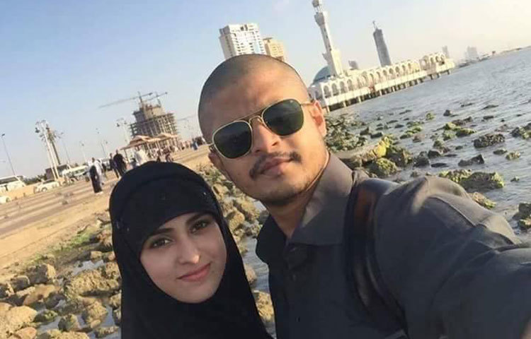 সেলফিতেবন্দি হয়েছেন নিলয়-শখ।