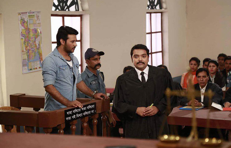 আদালতের কাঠগড়ায় দাঁড়িয়েছেন বর্তমান সময়ের জনপ্রিয় অভিনেতা নিরব। তবে বাস্তবে নয়, &lsquo;হৃদয় জুড়ে&rsquo; ছবিতে তাকে এ দৃশ্যে অভিনয় করতে দেখা যাবে।