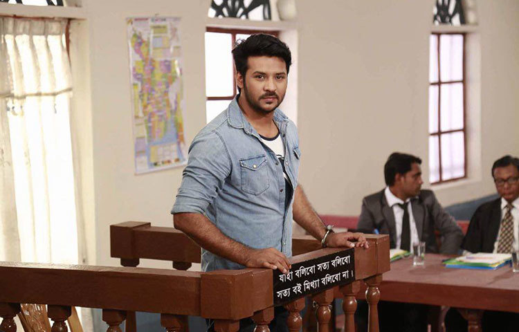 &lsquo;হৃদয় জুড়ে&rsquo; ছবিটি প্রযোজনা করছে ক্রিয়েটিভ মিডিয়া ওয়ার্ল্ড। মৌলিক গল্পে ছবিটির চিত্রনাট্য সাজিয়েছেন নির্মাতা রফিক শিকদার নিজেই।