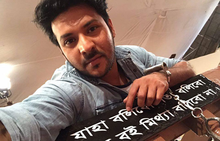 কাঠগড়ায় দাঁড়িয়ে মনের আনন্দে সেলফি তুলছেন নিরব!