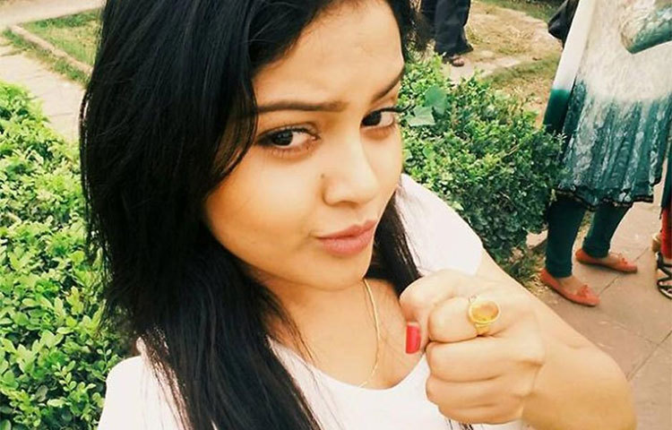 এভাবেই নবনীতা নিজেকে সেলফিবন্দি করেছেন। দিনে মধ্যে কত বার&nbsp; যে সেলফি তোলেন নবনীতা, তার কোনো হিসেব নেই।