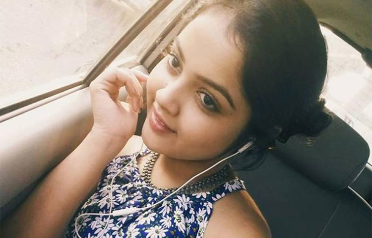 হেডফোনে গান শুনছেন নবনীতা। একলা থাকলে বেশির ভাগ সময়ই গান শোনেন তিনি।