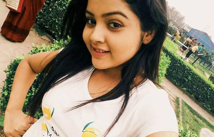 রাজসিক মুডে আছেন নবনীতা। শুটিংয়ের সময় তিনি সবাইকে হাসি-আনন্দে মাতিয়ে রাখেন।