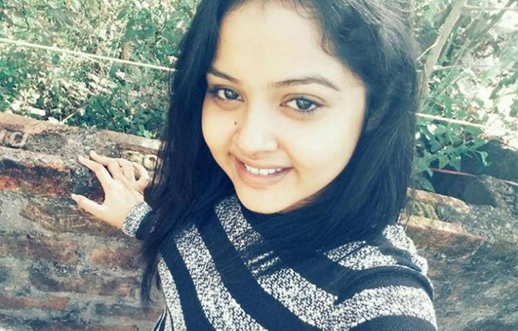 মিষ্টি হাসির নবনীতা। তার এই হাসি দিয়েই তরুণদের হৃদয়ে আসন করে নিয়েছেন।