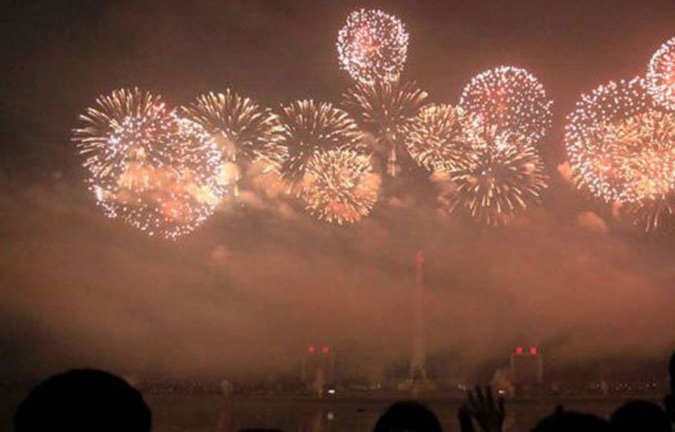 উত্তর কোরিয়ায় আতশবাজি দিয়ে নতুন বছরকে বরণ।