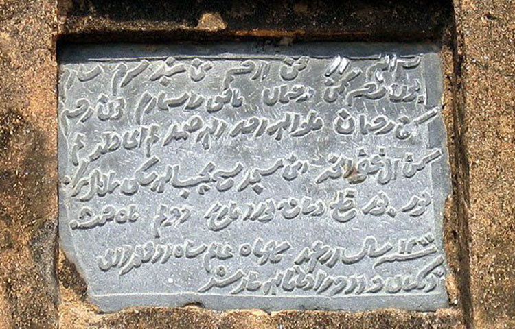 ২২৪ বছরের পুরনো মসজিদ নয়াবাদ মসজিদ। দিনাজপুর শহর থেকে ২০ কিলোমিটার এবং চেহেলগাজীর মাজার থেকে ২.৫ কিলোমিটার দূরে অবস্থিত।