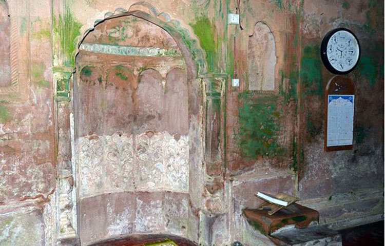 নয়াবাদ গ্রামে এ মসজিদটি &lsquo;বিচিত্র মসজিদ&rsquo; নামে পরিচিত।