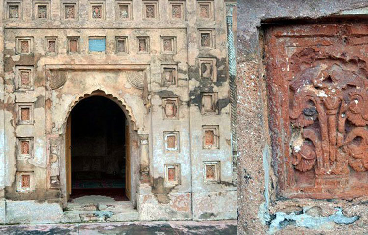 ১.১৫ বিঘা জায়গার ওপর নির্মিত মসজিদটির প্রধান দরজার ওপর স্থাপিত ফলকের তথ্য মতে জানা যায় যে, সম্রাট দ্বিতীয় শাহ আলম-এর রাজত্বকালে ২ জ্যৈষ্ঠ ১২০০ বঙ্গাব্দ মোতাবেক ১৭৯৩ সালে নির্মাণ করা হয়।