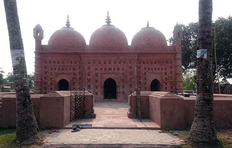 মসজিদের ছাদ জুড়ে বিশাল তিনটি গম্বুজ মসজিদটিকে আকর্ষণীয় করে তুলেছে।