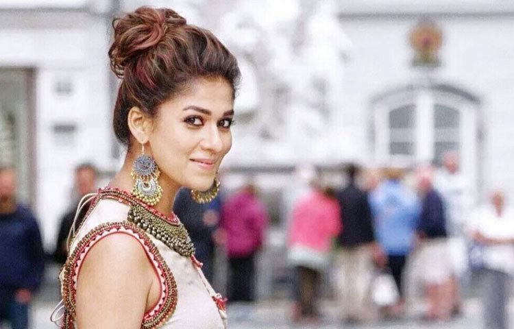 কোচি টাইমস-এর মতে, ২০১৫ সালে নয়নতারা ছিলেন &lsquo;মোস্ট ডিজায়রেবল ওম্যান&rsquo;। নয়নতারার জন্ম বেঙ্গালুরুর এক মালায়ালি ক্রিশ্চান পরিবারে।