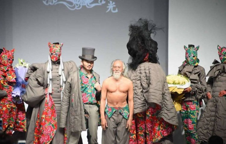 পিতৃদত্ত নামের চেয়েও &lsquo;চায়না&rsquo;জ হটেস্ট গ্র্যান্ডপা&rsquo; বা &lsquo;ওল্ড ফ্রেশ মিট&rsquo; নামেই বেশি পরিচিত তিনি।