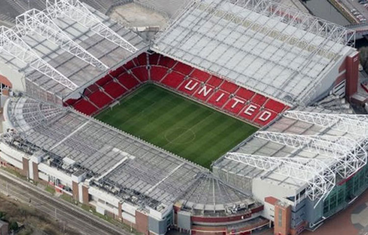 ওল্ড ট্রাফোর্ড : ওল্ড ট্রাফোর্ড ফুটবল স্টেডিয়াম ড্রিমস থিয়েটার নামেও পরিচিত। এটি বিখ্যাত ম্যানচেস্টার ইউনাইটেডের ঘরের মাঠ। তরুণ ফুটবলাররা এই মাঠে ফুটবল খেলার স্বপ্ন দেখে।