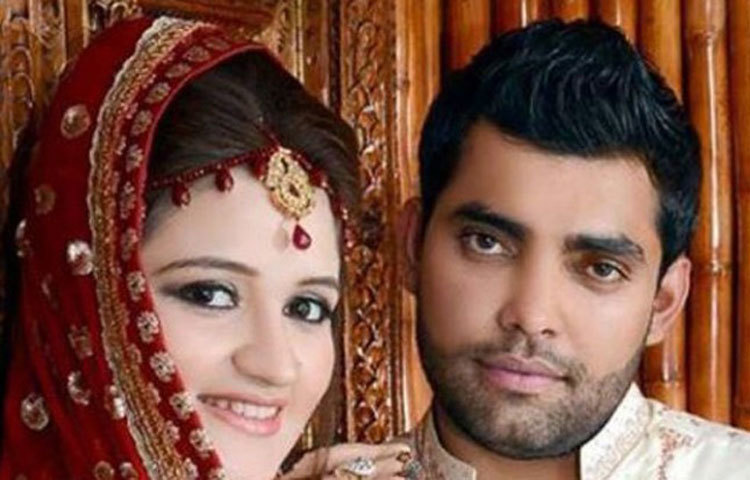 ওমর আকমল ও নুর আমনা : প্রাক্তন পাক ক্রিকেটার আব্দুল কাদিরের মেয়ে নুরকে বিয়ে করেন আকমল। দাদার বিয়েতে নুরকে দেখামাত্রই পছন্দ হয় তার। এরপর ২০১৪ সালে তাকে বিয়ে করেন।