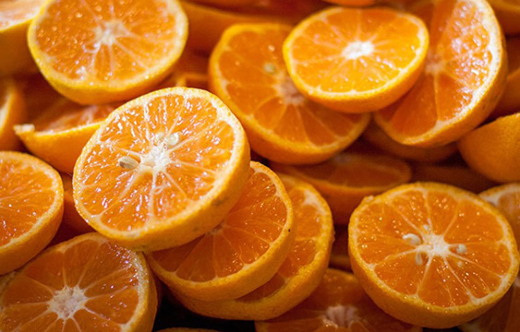 কমলা লেবু : প্রচুর পরিমাণ ভিটামিন সি থাকে কমলা লেবুতে। যা ত্বক সুস্থ রাখে ও বয়সের ছাপ পড়তে দেয় না।