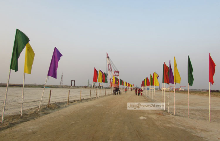 এগিয়ে চলছে পদ্মা সেতুর সংযোগ সড়কের কাজ। ছবি : মো. ছগির হোসেন