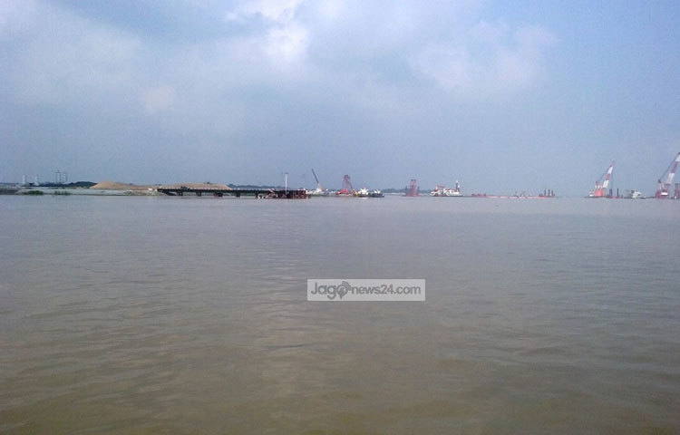 নানা চড়াই-উতড়াই আর দীর্ঘ অপেক্ষার পর পদ্মার বুকে দৃশ্যমান হচ্ছে স্বপ্নের সেতু। ছবি : মো. ছগির হোসেন