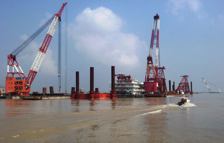 শরীয়তপুরের জাজিরা-মাওয়া পয়েন্টের পদ্মাতীরে চলছে দক্ষিণাঞ্চলবাসীর দীর্ঘ দিনের লালিত স্বপ্ন পূরণের কাজ। ছবি : মো. ছগির হোসেন