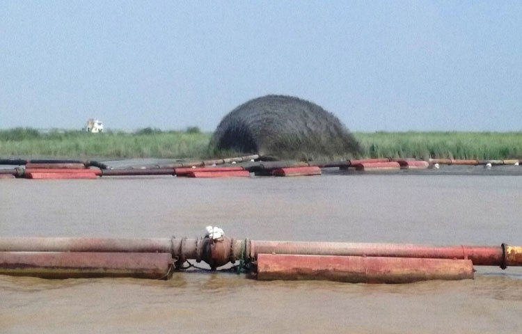 নদী খননের কাজ চলছে। এখন আর স্বপ্ন নয় বাস্তবায়নের পথে পদ্মা সেতু। ছবি : মো. ছগির হোসেন