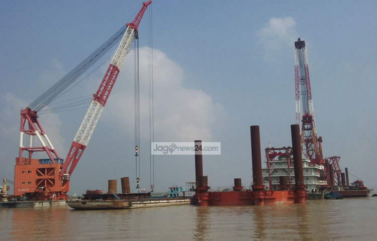 দ্রুত গতিতে এগিয়ে চলছে বহু প্রত্যাশিত পদ্মা সেতুর কাজ। দিন-রাত পরিশ্রম করছেন তিন হাজারেরও বেশি দেশি বিদেশি শ্রমিক। ছবি : মো. ছগির হোসেন