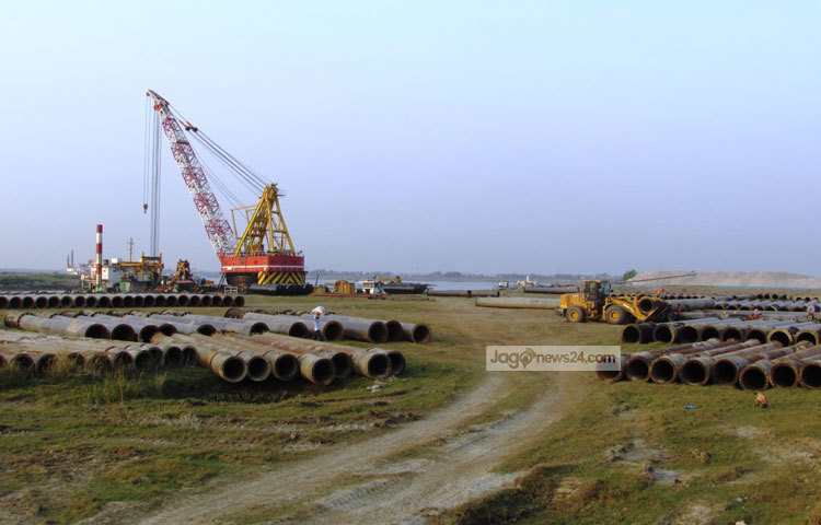২০১৮ সালে পদ্মা সেতু দিয়ে চলাচল করবে যানবাহন ও ট্রেন, এই কর্মপরিকল্পনা নিয়েই এগোচ্ছে সবকিছু। তাই নির্ধারিত সময়ের মধ্যে সেতুর নির্মাণ কাজ শেষ করতে চলছে মহাকর্মযজ্ঞ। ছবি : মো. ছগির হোসেন