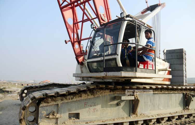 পদ্মা সেতু প্রকল্প বাস্তবায়নের সুবিধার্থে মূল সেতু, নদী শাসন, মাওয়া ও জাজিরা সংযোগ সড়ক নির্মাণ, সার্ভিস এরিয়া এবং তদারকি পরামর্শক সংক্রান্ত মোট ৬টি প্যাকেজে ভাগ করে প্রকল্পের নির্মাণ কাজ চলছে। ছবি : মাহবুব আলম