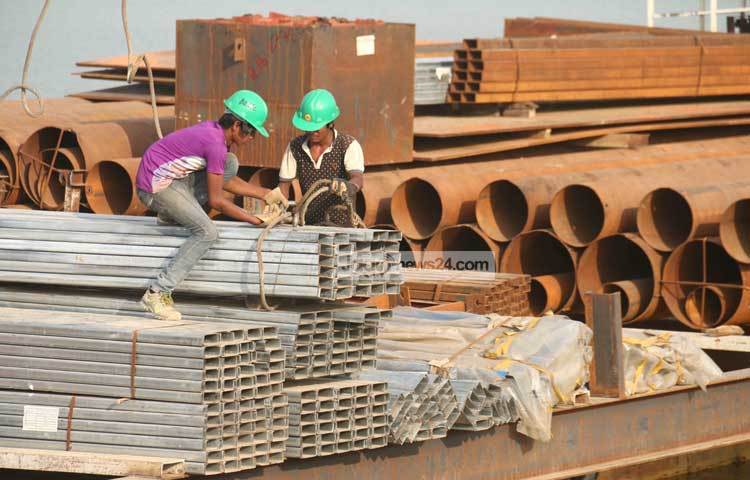 শ্রমিকরা দিন-রাত কাজ করে পদ্মা সেতুর কাজ এগিয়ে নিয়ে যাচ্ছেন। তাই নির্ধারিত সময়ের আগেই প্রকল্পের কাজ শেষ হবে বলে আশা প্রকাশ করেন সংশ্লিষ্ট কর্মকর্তারা। ছবি : মাহবুব আলম