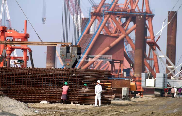 দেশি-বিদেশি শ্রমিকরা সমান তালে কাজ করছেন। সবার শ্রমে এগিয়ে চলছে পদ্মা সেতুর নির্মাণ কাজ। ছবি : মাহবুব আলম