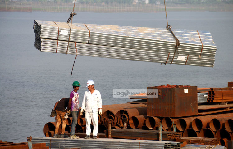 মূল সেতুর নির্মাণে পাইলিং-এর জন্য নদীতে পাইলিং পাইপ বসানোর কাজ চলছে। আগামী ২০ মার্চ থেকে মূল সেতুর ট্রায়াল পাইলিং শুরু হবে বলে জানান সংশ্লিষ্টরা। ছবি : মাহবুব আলম