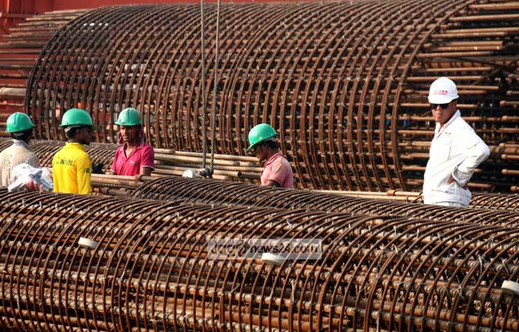 মূল সেতু নির্মাণের কাজ করছে চায়না মেজর ব্রিজ ইঞ্জিনিয়ারিং কনস্ট্রাকশন কোম্পানি। এছাড়া অন্যান্য প্রকল্পে কাজ করছে আলাদা ঠিকাদার প্রতিষ্ঠান। ছবি : মাহবুব আলম