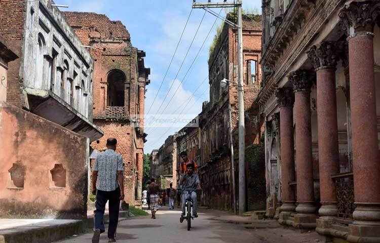 পানামের লোনা ইটের ফাঁকে ফাঁকে শেওলা গন্ধ এ প্রজন্মকে করেছে নস্টালজিক। রহস্য, দুর্বোধ্যতা, রোমাঞ্চ ও স্থাপত্যিক, নান্দনিক কারিশমা পানামকে করেছে অজেয়। ছবি : মাহবুব আলম।