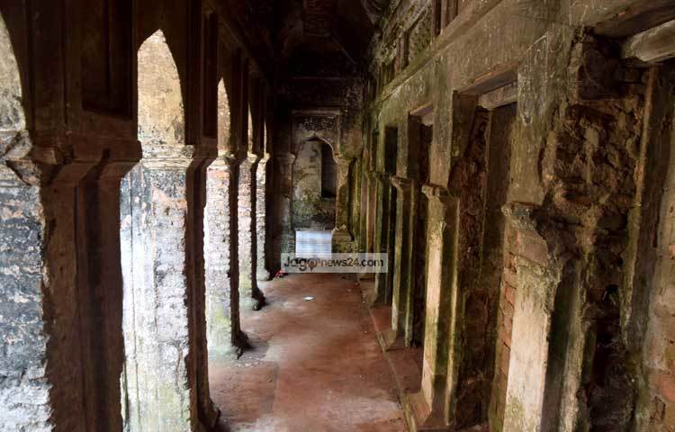 কালের করাল গ্রাসের থাবায় পানাম অক্ষত থাকেনি। শাবল, গাঁইতি আর কোদালের নির্মম আঘাতে পানাম হয়েছে ক্ষতবিক্ষত। ইতিহাস-ঐতিহ্যবিমুখ মানুষ পানামকে ছাড় দেয়নি। ছবি : মাহবুব আলম।