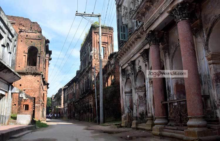 আবারো জেগে উঠতে শুরু করেছে পানাম নগরী। তবে তার অবয়বে আর বৈভব নেই। ছবি : মাহবুব আলম।