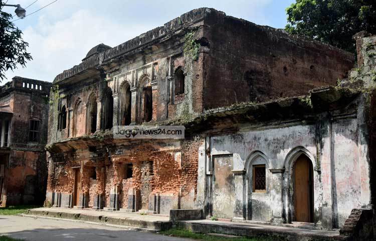 সরু রাস্তার দুপাশে গড়ে ওঠা ৪৯টি অট্টালিকার সরাইখানা, মসজিদ, মন্দির, মঠ,&nbsp; গোসলখানা, কূপ, নাচঘর, গুপ্তপথ, প্রমোদালয়, ট্রেজারি, স্মৃতিবিজড়িত ইমারত এখন ক্ষয়ে ক্ষয়ে মলীন। ছবি : মাহবুব আলম।
