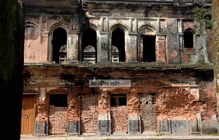 পানাম নগরীর নগর পরিকল্পনার বৈশিষ্ট্য হলো এটি লেক বা খাল দ্বারা পরিবেষ্টিত এবং সুরক্ষিত গেট দ্বারা আবদ্ধ। সন্ধ্যার পূর্বেই গেটসমূহ বন্ধ করে দেয়া হতো। ছবি : মাহবুব আলম।